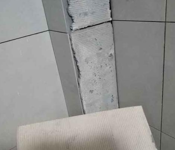 甘井子瓷砖空鼓维修公司分享下厨房瓷砖脱落的补救措施。